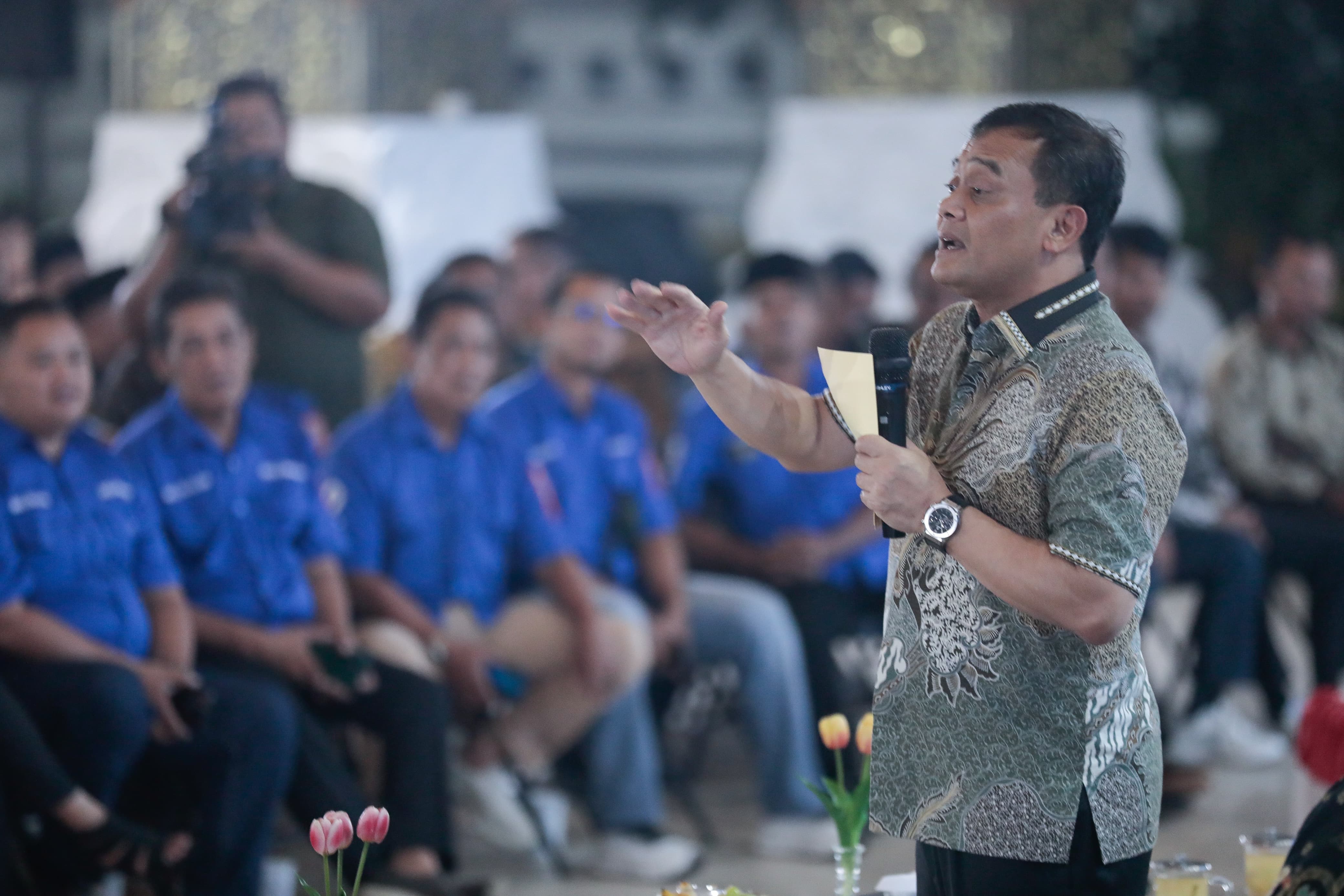 Gubernur Jawa Tengah Ahmad Luthfi menggelar Ngobrol Bareng Pak Luthfi (Ngopfi) bersama puluhan warga di Pendopo RM Said, Karanganyar, Senin (10/3/2025).