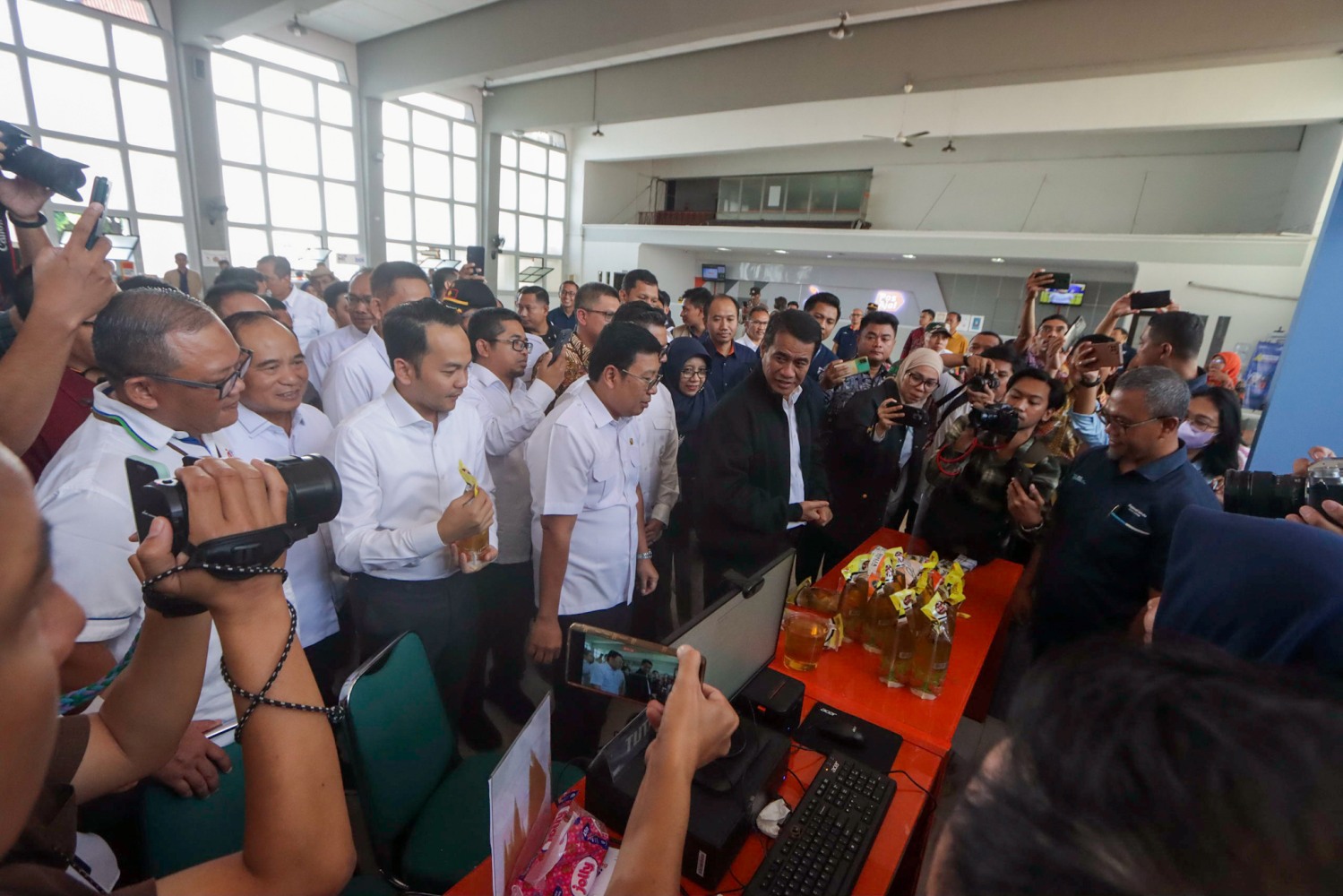 Menteri Pertanian (Mentan) tengah memantau operasi pasar di Kantor Pos, Selasa (11/3/2025).