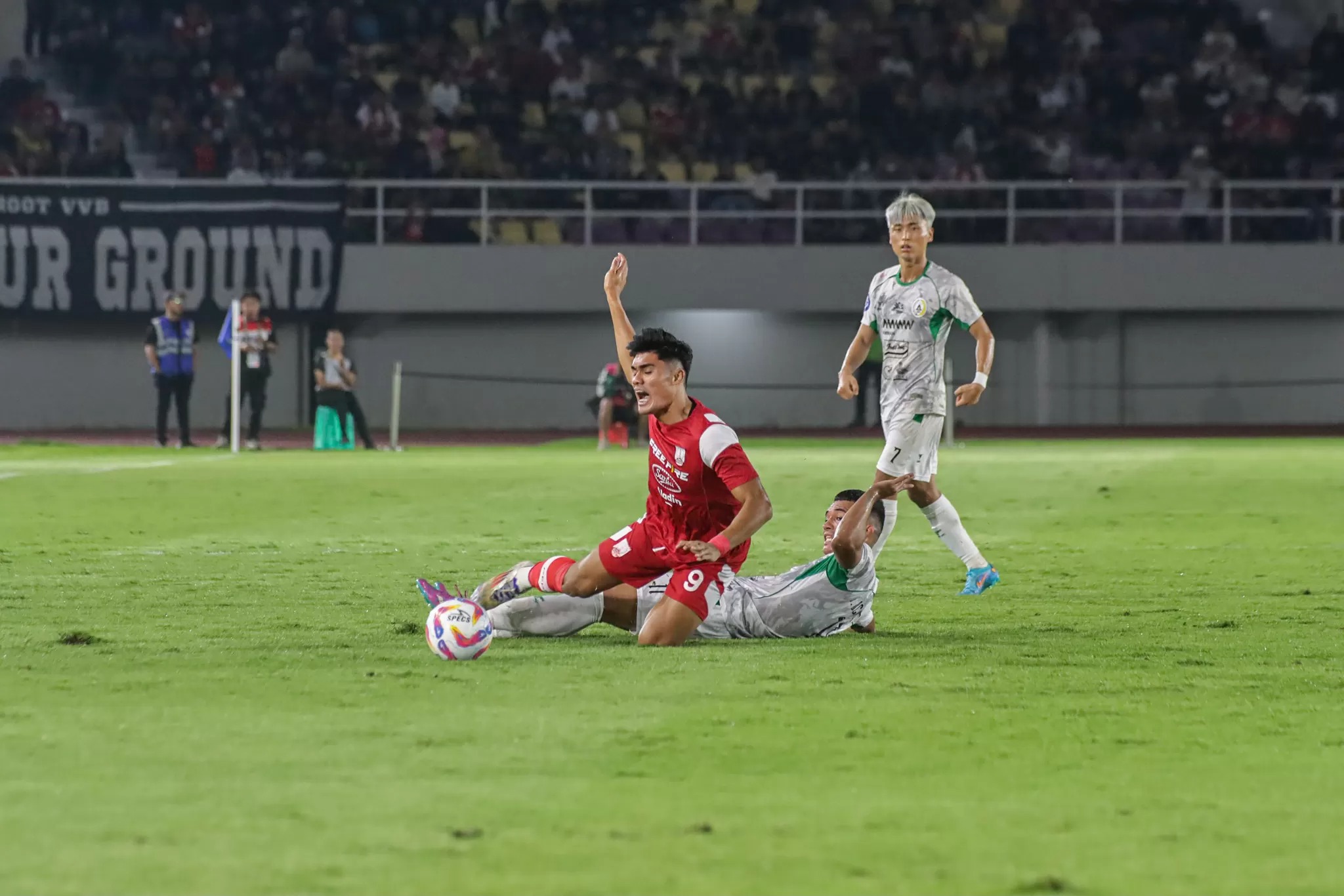 Striker Persis Solo Ramadhan Sananta (kiri) dilanggar pemain PSS Sleman dalam lanjutan pekan ke-10 Liga 1 di Stadion Manahan, Minggu malam (3/11/2024).