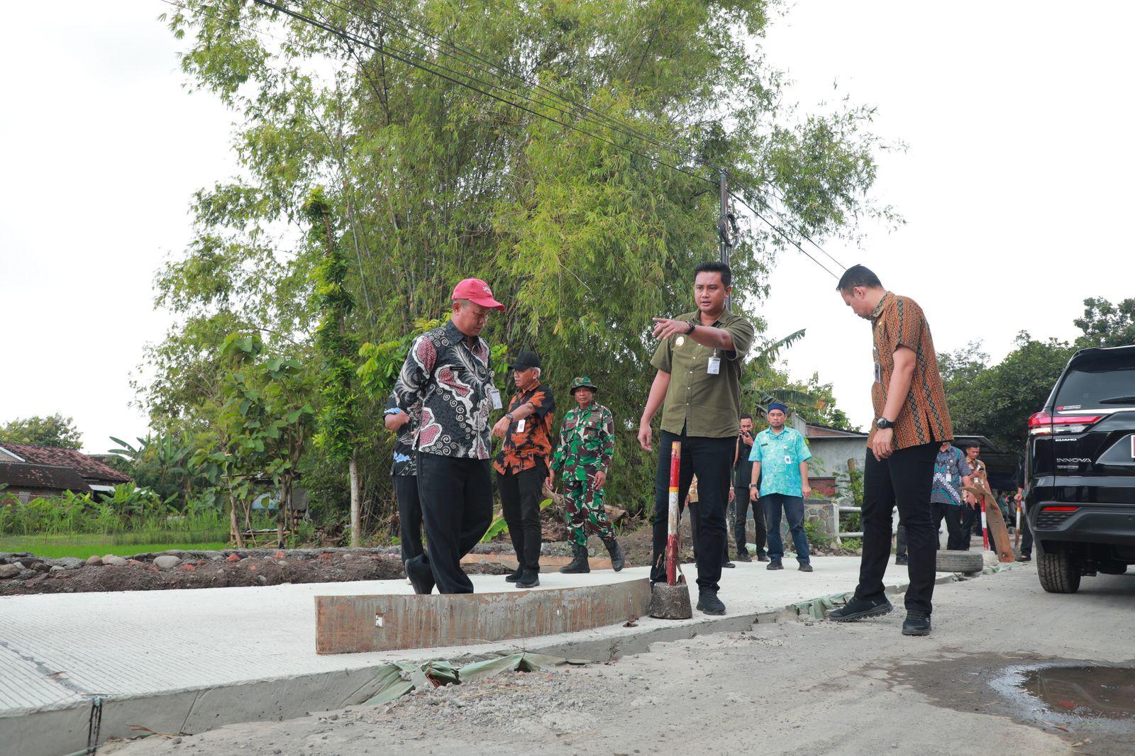 Bupati Klaten Hamenang Wajar Ismoyo saat sidak proyek perbaikan jalan. Aduan terkait kondisi jalan rusak cukup banyak diterima Pemkab Klaten. (Angga Purenda/Radar Solo)