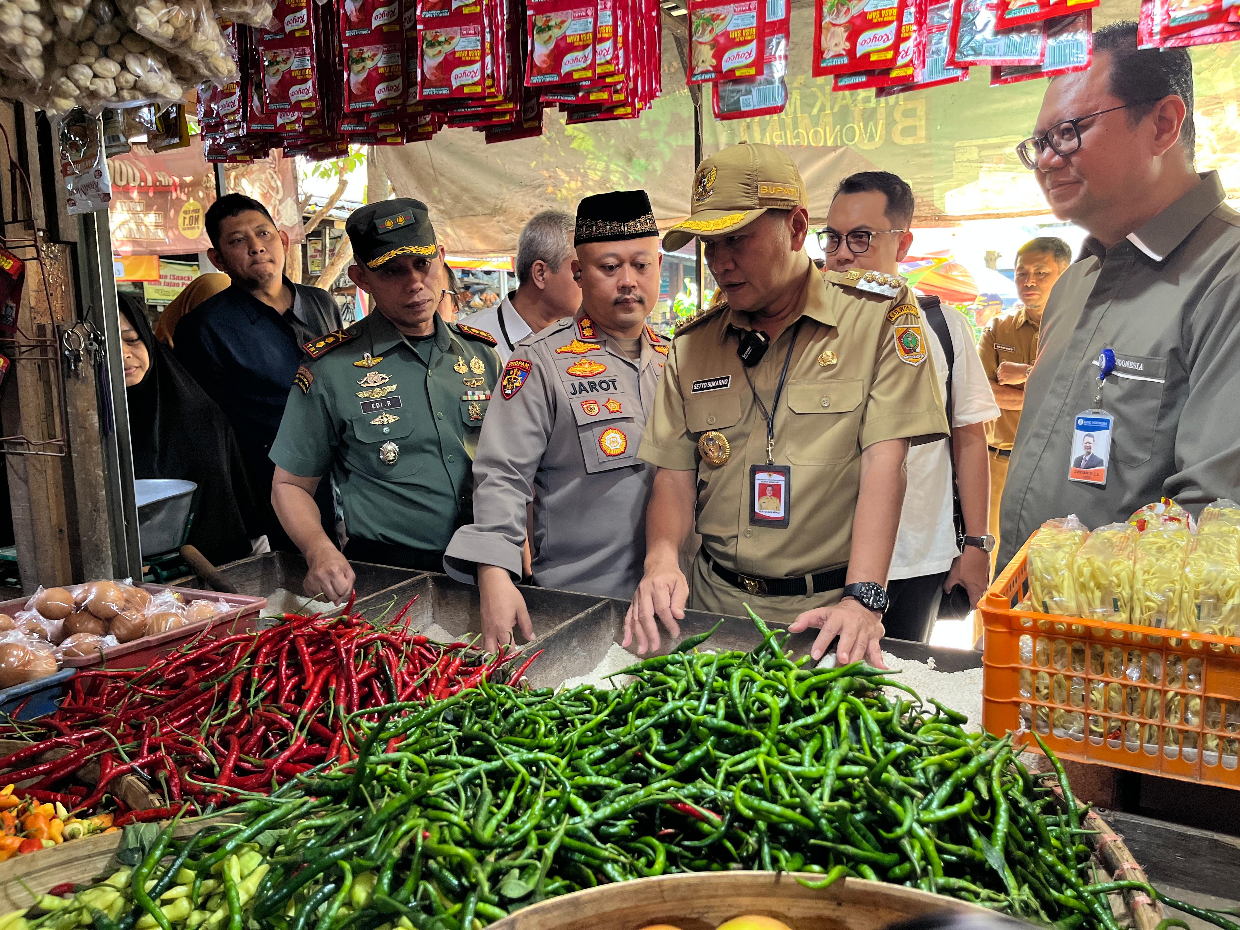 Tim gabungan yang dipimpin Bupati Wonogiri Setyo Sukarno sidak di Pasar Kota Wonogiri, Selasa (11/3/2025).