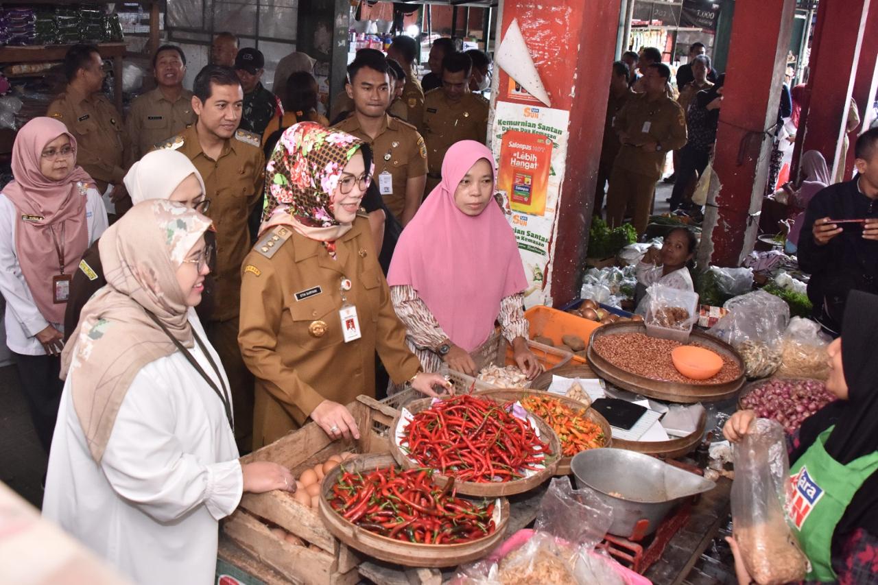 Bupati Sukoharjo Etik Suryani saat memantau harga kebutuhan pokok di di Pasar Bekonang, Kecamatan Mojolaban awal Ramadan kemarin
