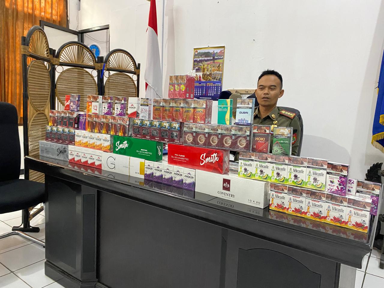 Satpol PP Sukoharjo tunjukkan barang bukti rokok ilegal yang berhasil diamankan di sejumlah toko.