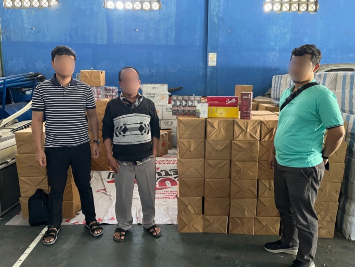 Tim Bea Cukai Surakarta mengamankan penjual dan barang bukti rokok ilegal di Desa Kragan, Gondangrejo, Jumat (7/3/2025) malam. (Dokumentasi Kantor Bea Cukai Surakarta)