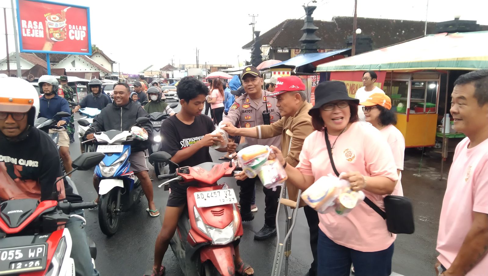 Etnis tionghoa Karangpandan, Karanganyar yang tergabung dalam Perkumpulan Masyarakat Karangpandan bagikan takjil dan sembako di bulan Ramadhan, Senin (10/3/2025). (Rudi Hartono/Radar Solo)