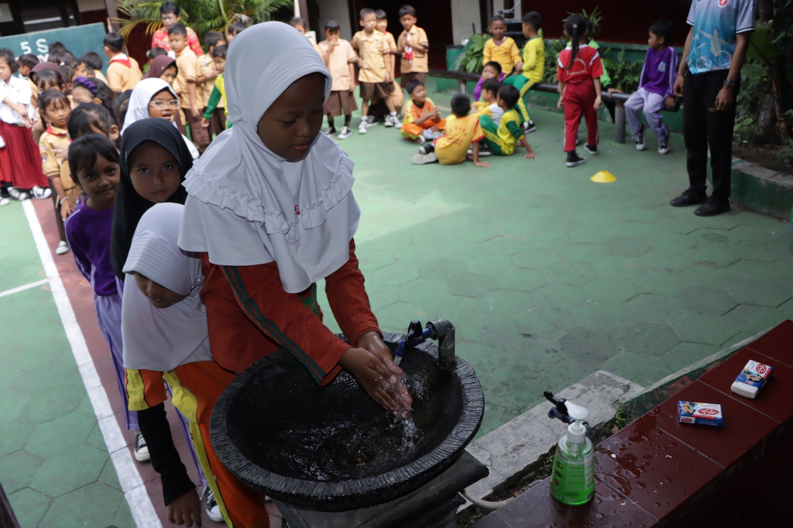 DIAJARI: Siswa-siswi salah satu sekolah SD di Kota Solo menggelar literasi cuci tangan yang baik dan benar.