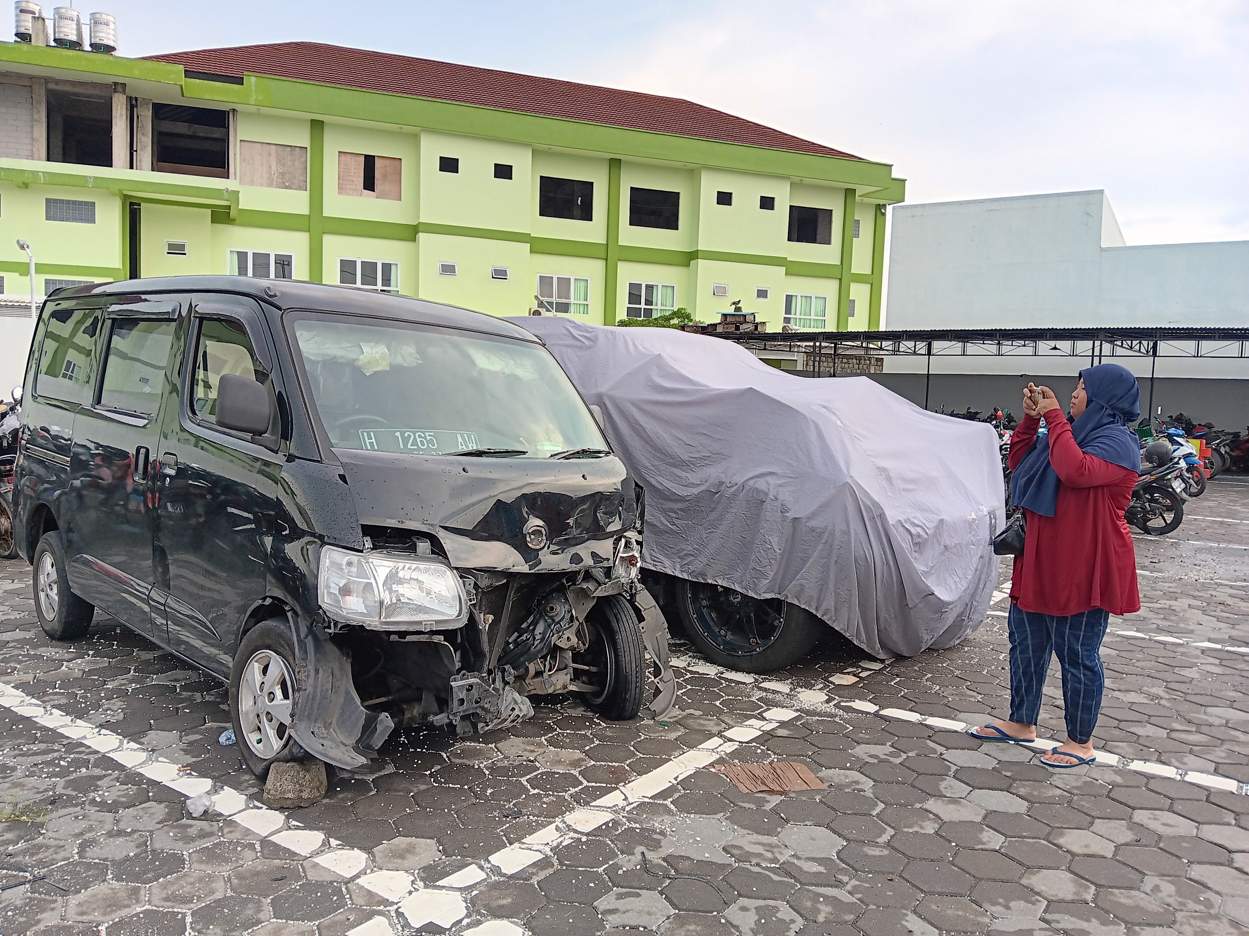 Kondisi mobil Gran Max yang terlibat kecelakaan di Jalan Yogya-Solo, Jogonalan, Klaten, Rabu (12/3/2025). (Angga Purenda/Radar Solo)