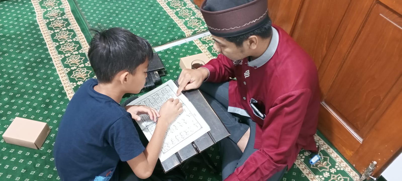Beberapa anak-anak tengah menggelar simaan di Masjid Al-Hidayah Kratonan.