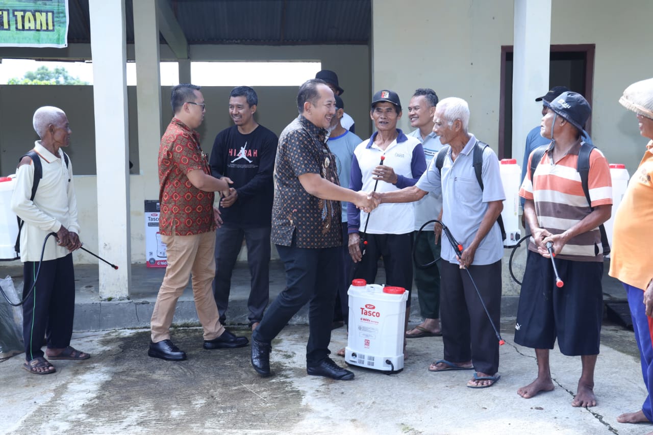 Bupati Karanganyar Rober Christanto dan Wakil Bupati Karanganyar Adhe Eliana salurkan alat semprot hama ke kelompok petani di Bejen, Karanganyar, Rabu (12/3/2025). (Rudi Hartono/Radar Solo)