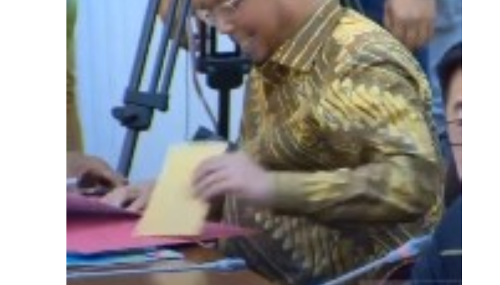 Tangkapan layar anggota Komisi VI DPR RI Herman Khoeron terima amplop coklat saat rapat bersama Pertamina.