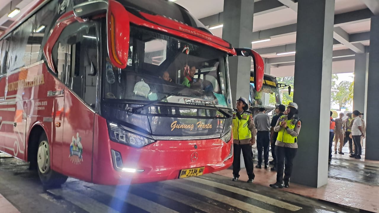 Tim gabungan mengecek kondisi bus angkutan Lebaran di Terminal Tirtonadi Solo,&nbsp;Selasa (12/3/2025). (A Christian/Radar Solo)