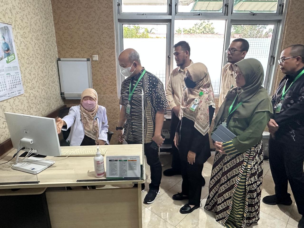 Direktur Teknologi Informasi BPJS Kesehatan Edwin Aristiawan berkunjung dan melihat penggunaan aplikasi I-Care JKN di RSU Islam Klaten, Selasa (11/3/2025)