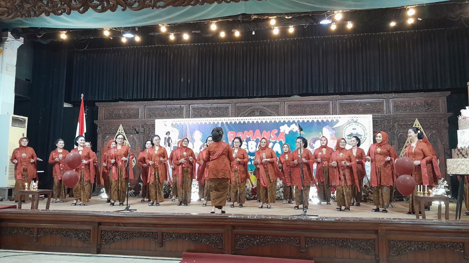 Kebaya bisa dimodifikasi agar tetap anggun ketika dipakai anak muda dalam acara formal. (Maulida Afifa/Radar Solo)