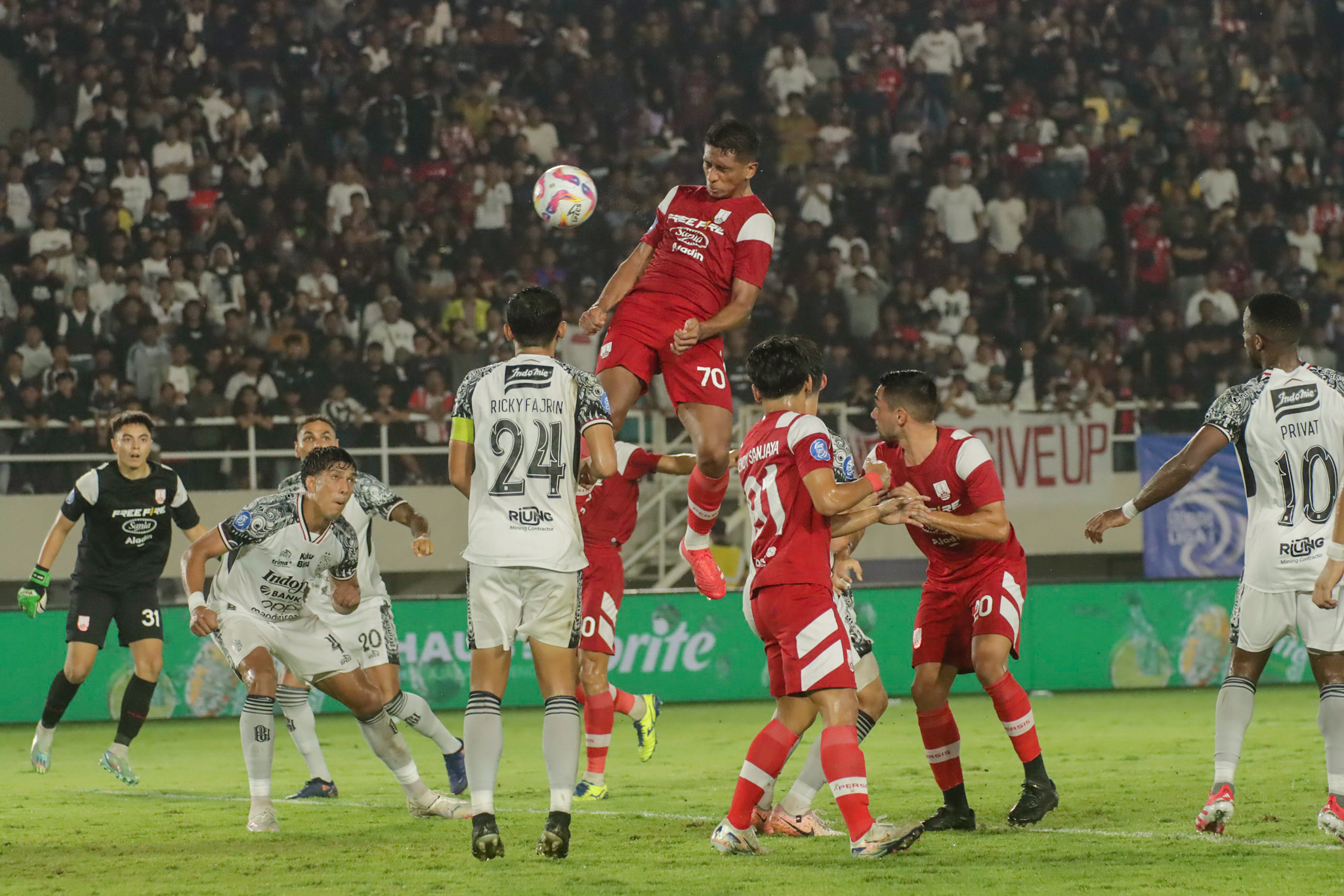 GOL DRAMATIS: Bek asing Persis Solo Cleylton Santos melakukan tandukan ke gawang Bali United di Stadion Manahan, 6 Maret lalu.