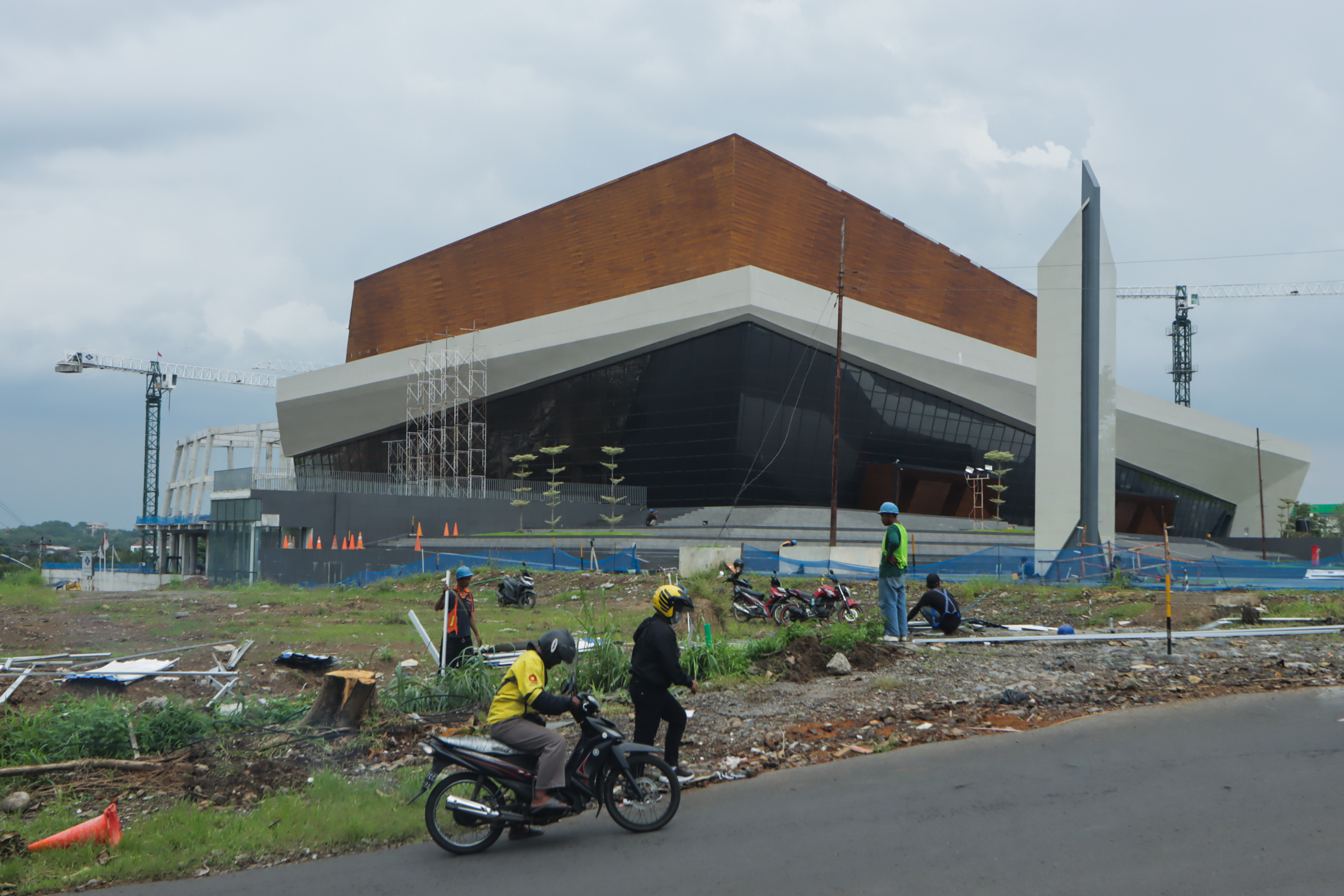 BELUM JADI: Pengendara melintas di depan Museum Budaya, Sains dan Teknologi, Bengawan Solo yang masih dalam tahan pengerjaan.  &nbsp;