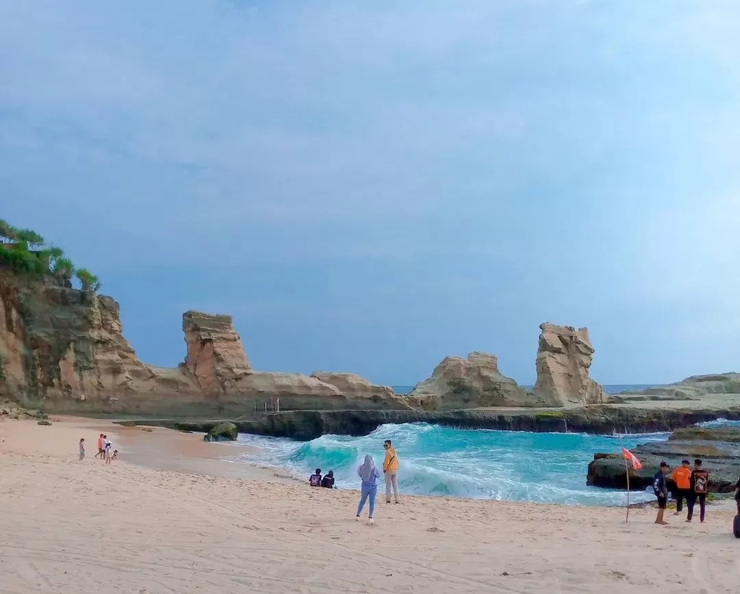 Suasana Pantai Klayar Pacitan dengan pesonanya.