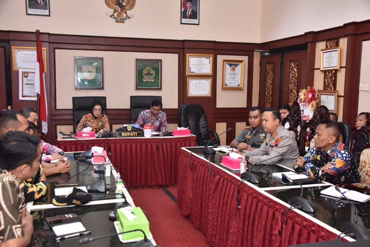 Bupati Sukoharjo Etik Suryani gelar rapat koordinasi serapan gabah di ruang kerjanya, Kamis (13/3/2025).