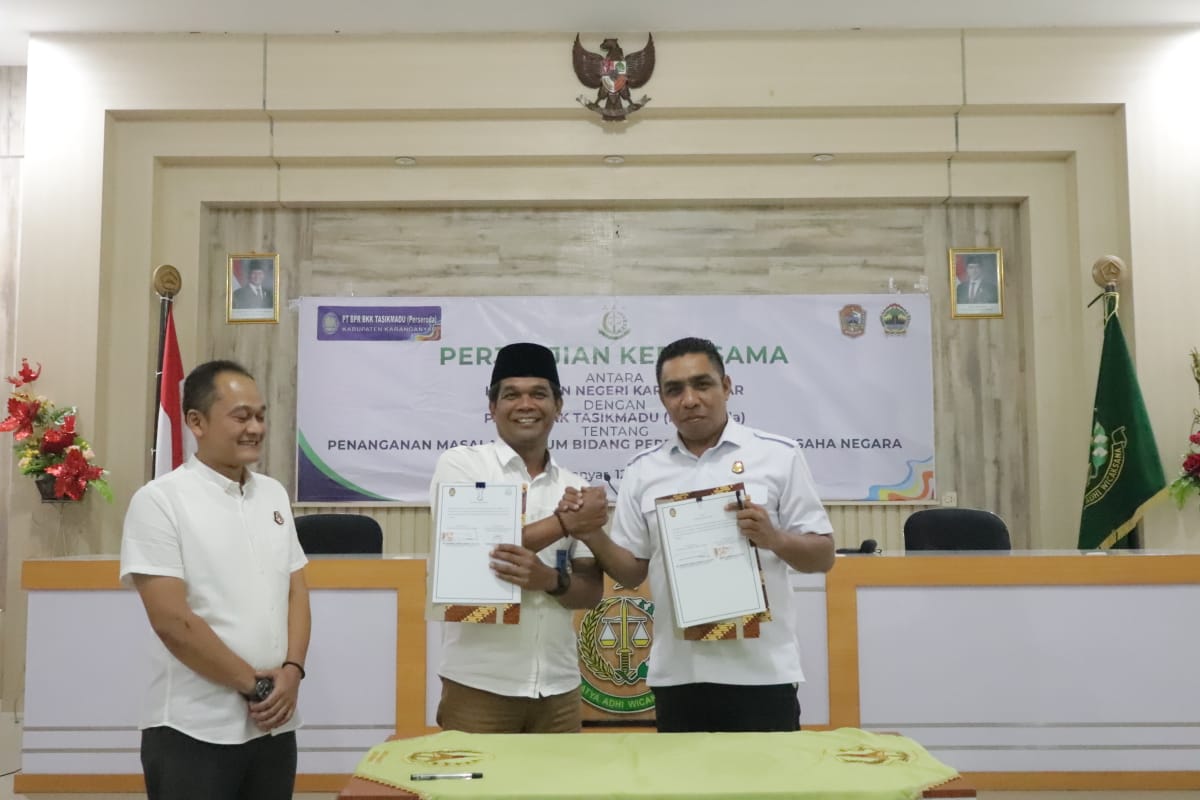 Penandatanganan MoU antara Direktur PT BPR BKK Tasikmadu Didik Darmadi (dua dari kiri) dengan Kepala Kejaksaan Negeri Karanganyar Roberth Jimmy Lambila di Aula Kantor Kejari Karanganyar, Rabu (12/3).