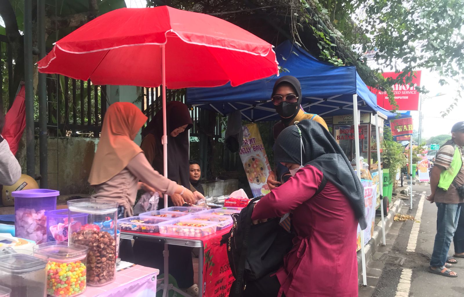 Puluhan pedagang musiman membuka lapak di sepanjang trotoar dekat rumah dinas Bupati Boyolali, Kamis (13/3/2025).