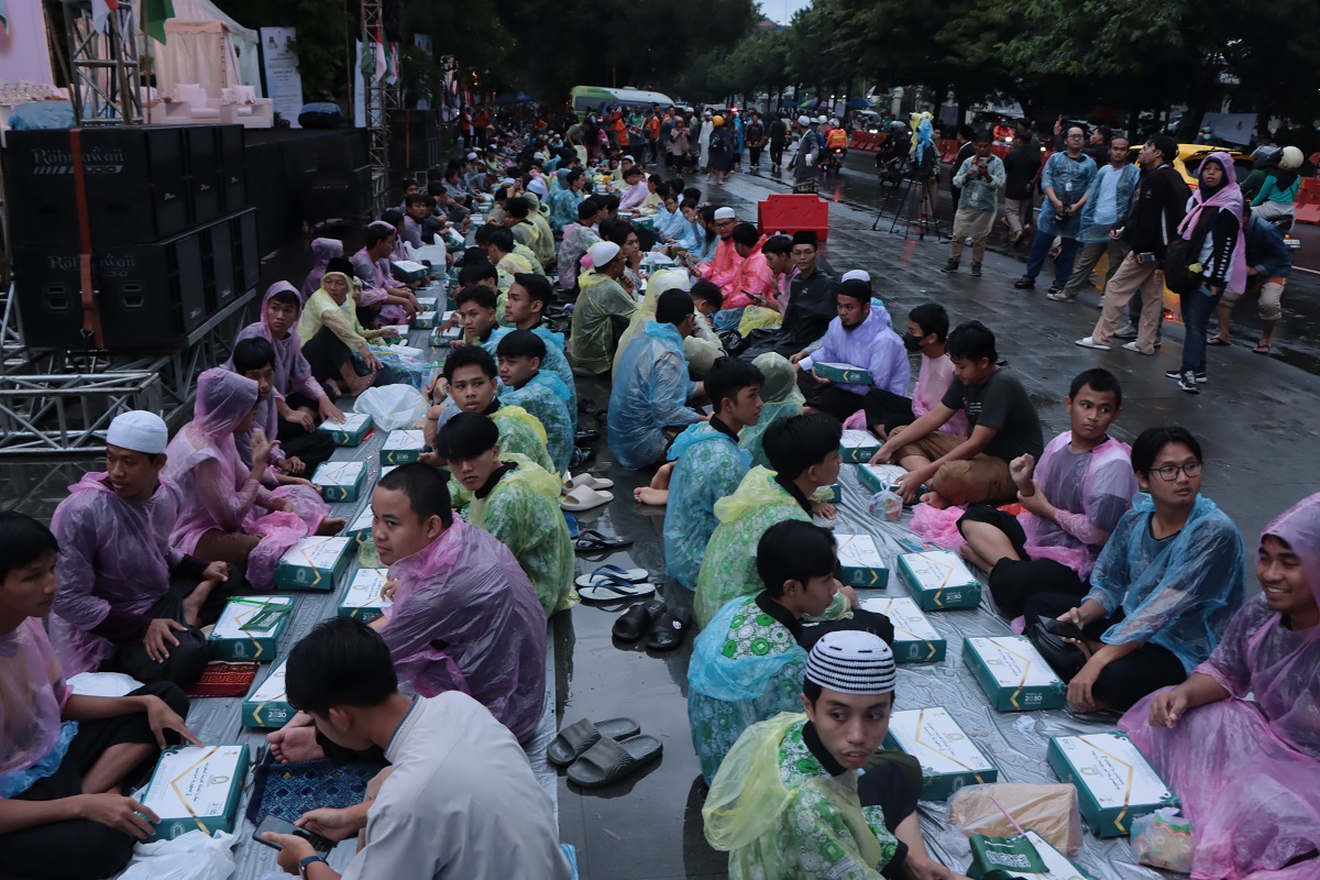 Peserta buka puasa masal dari berbagai daerah di area Stadion Manahan pecahkan rekor MURI, kemarin (14/3).