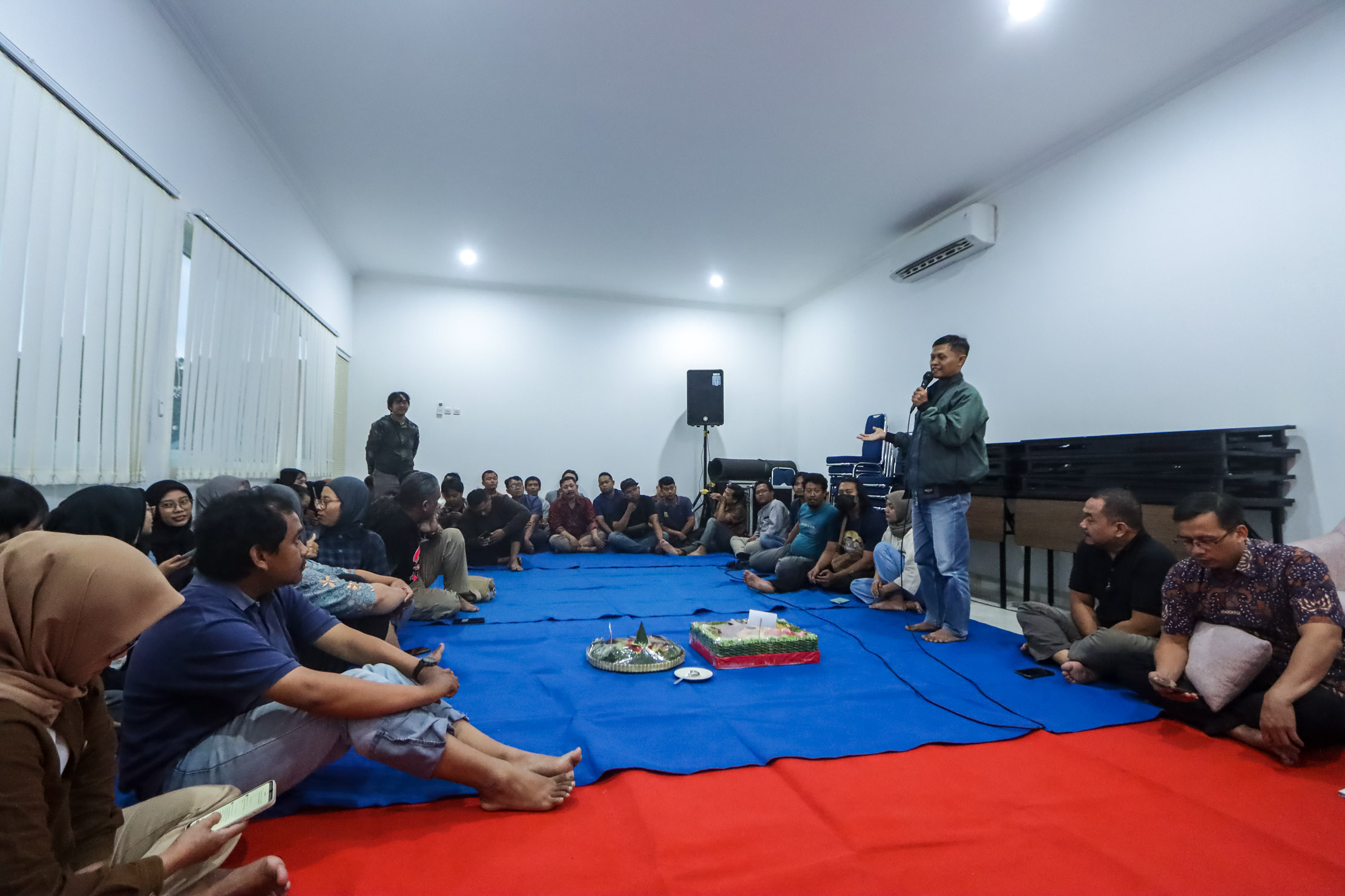 KOMPAK: Rapat dan buka bersama karyawan Jawa Pos Radar Solo di kantor setempat, Jumat (14/3/2025).