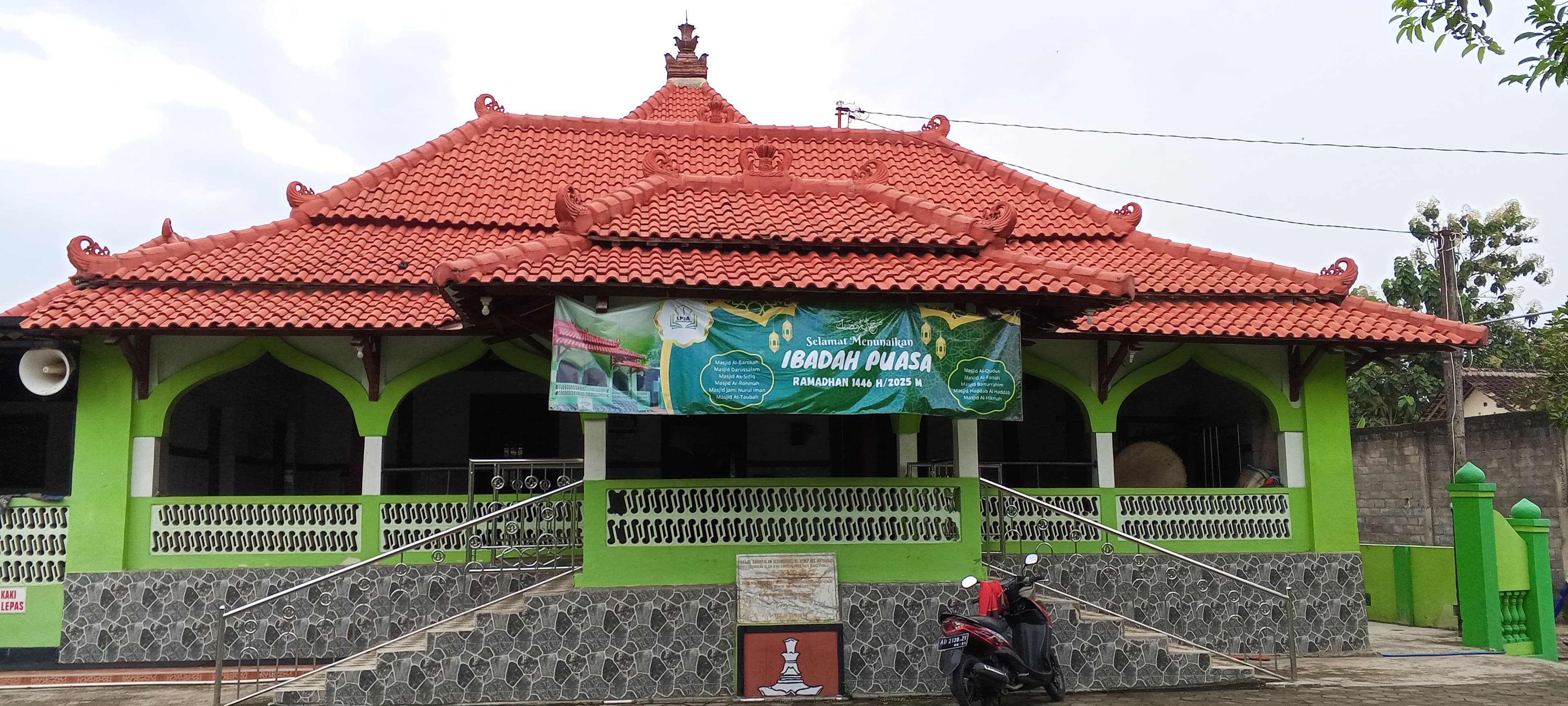 Bangunan depan Masjid Darussalam di Dukuh Kedunggudel, Kelurahan Kenep, Kecamatan Sukoharjo, Kabupaten Sukoharjo.