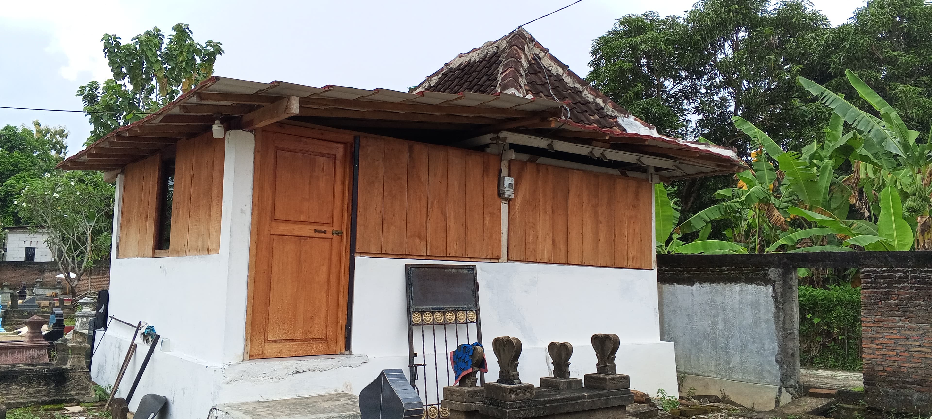 Makam Kyai Lombok yang  berada di belakang Masjid Darussalam.