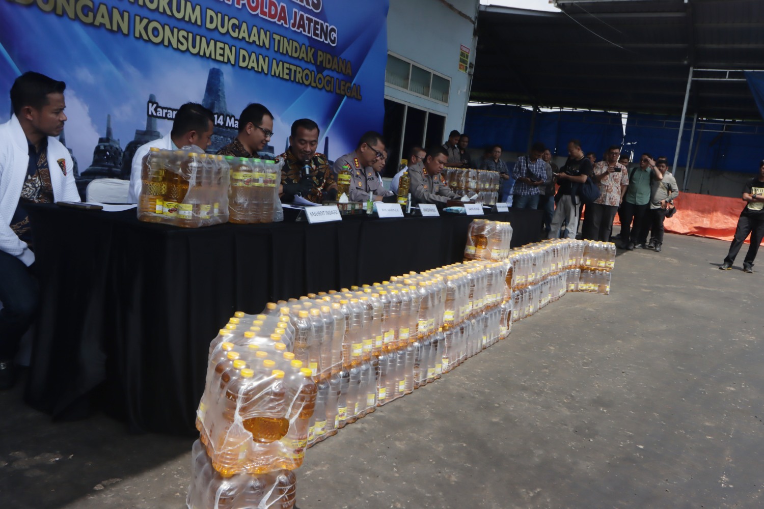 89.856 botol MinyaKita kemasan tutup kuning produksi PT KMR disita Polda Jateng, Jumat (14/32025).