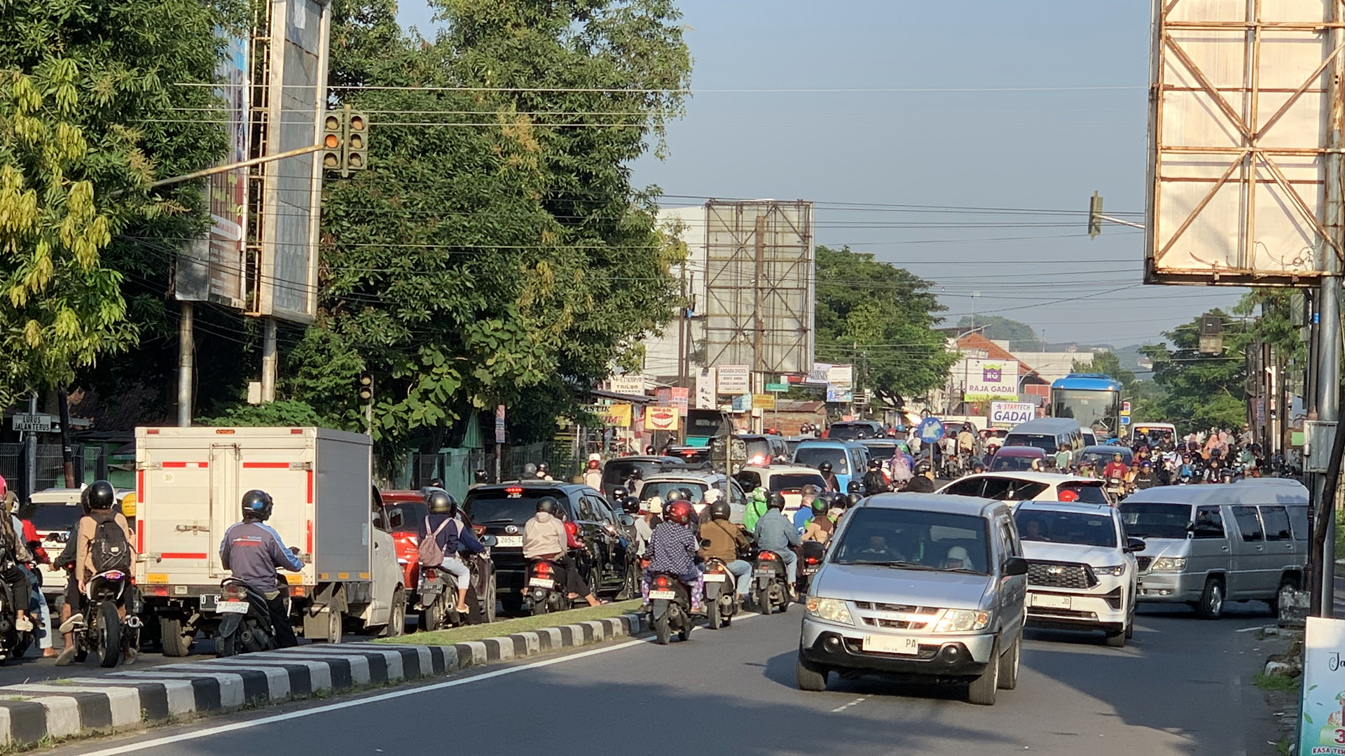 Kepadatan arus lalu lintas pada pagi hari saat bulan Ramadhan.