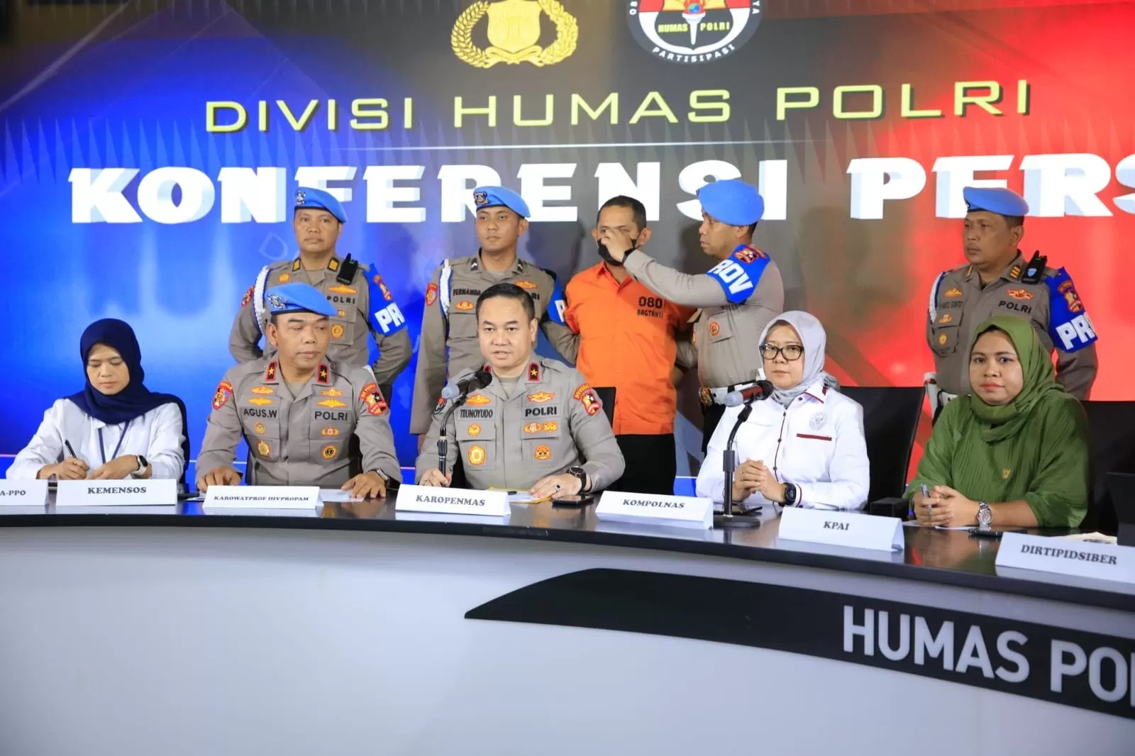 Mantan Kapolres Ngada AKBP Fajar Widyadharma Lukman Sumatmaja ditetapkan sebagai tersangka tindak pidana asusila terhadap anak.