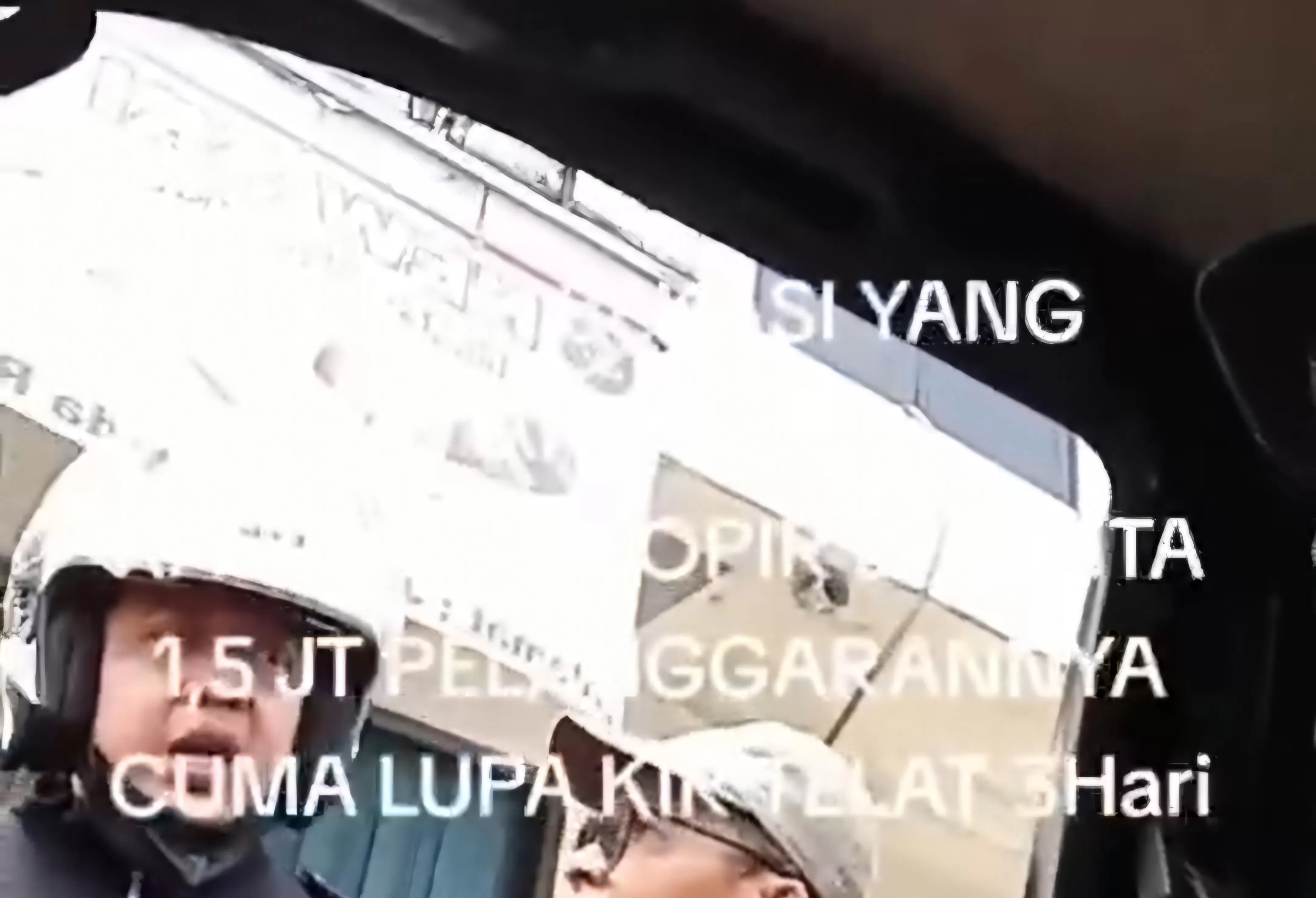 Tangkapan layar video viral petugas Dishub Bekasi diduga palak sopir kendaraan yang mati Kir.