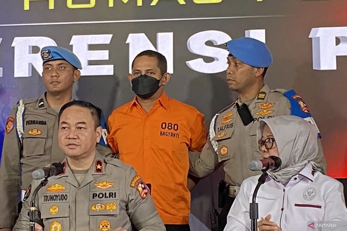 Polri menetapkan mantan Kapolres Ngada, Nusa Tenggara Timur, AKBP Fajar Widyadharma Lukman Sumaatmaja (FWLS) sebagai tersangka dugaan kasus asusila dan penggunaan narkoba.