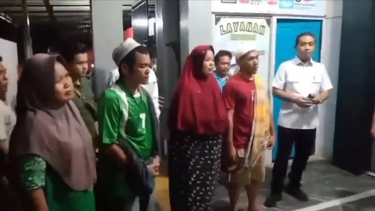 Tangkapan layar video viral istri-istri napi Lapas Kutacane mengantar suami mereka kembali ke Lapas setelah sempat kabur.