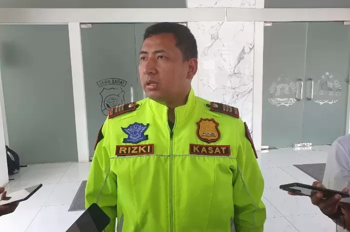 Kasatlantas Polres Bogor AKP Rizky Guntama Ganda Permana saat menyampaikan keterangan soal anggota patwal yang viral di Puncak Bogor.