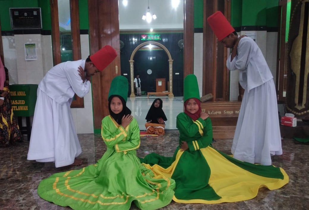 ENERGIK: Latihan anak-anak penari Al-Hika Sufi Dance sembari ngabuburit.