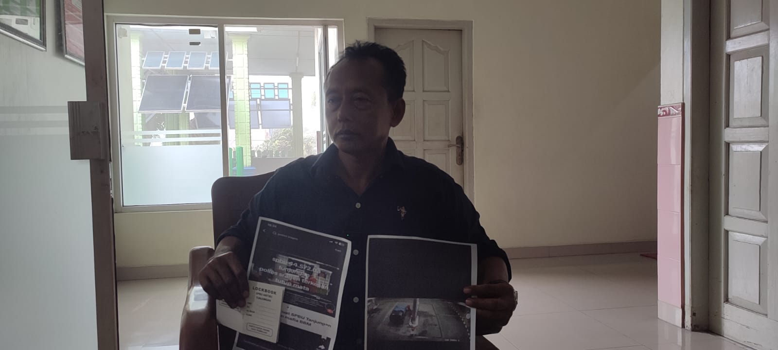 Pengelola SPBU Tunjungan, Sambungmacan, Sragen memberikan penjelasan terkait kabar bohong yang disebarkan akun Tiktok berisi fitnah pelanggaran BBM. (Ahmad Khairudin/Radar Solo)