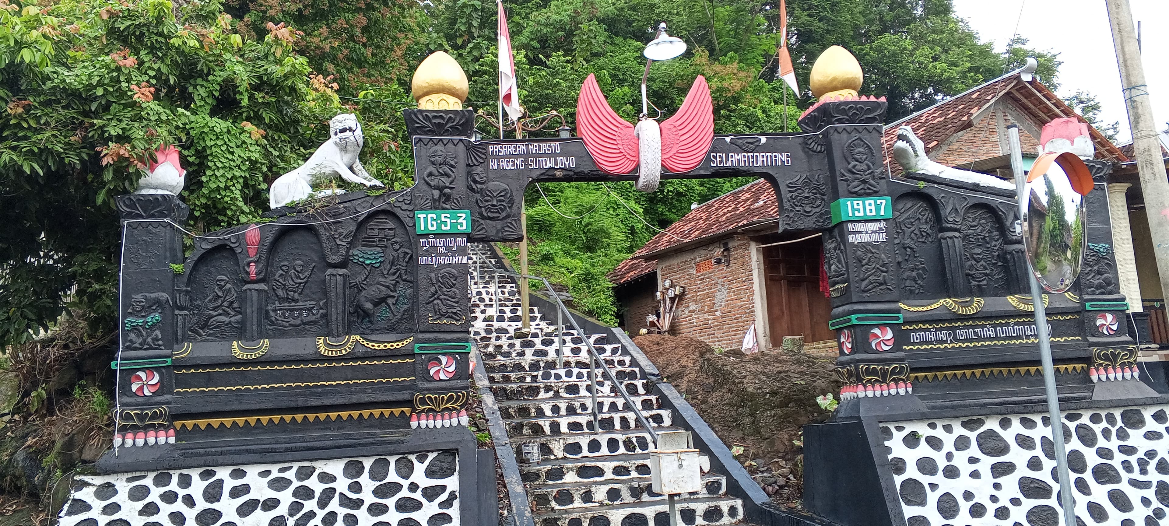Gapura menuju Gunung Majasto di Sukoharjo