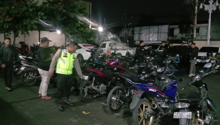 Belasan motor dengan knalpot brong diamankan Polres sukoharjo dari anggota komunitas motor  saat Ramadhan Night Rideand Sahur On The Road.