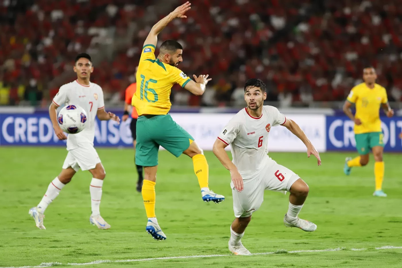 Pemain Timnas Indonesia Sandy Walsh berduel bola dengan pemain Timnas Australia Aziz Behic dalam laga Grup C putaran ketiga Kualifikasi Piala Dunia 2026 Zona Asia di Stadion Utama Gelora Bung Karno.