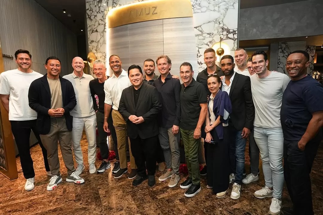 Ketua Umum PSSI Erick Thohir bersama dengan tim pelatih Timnas Indonesia.