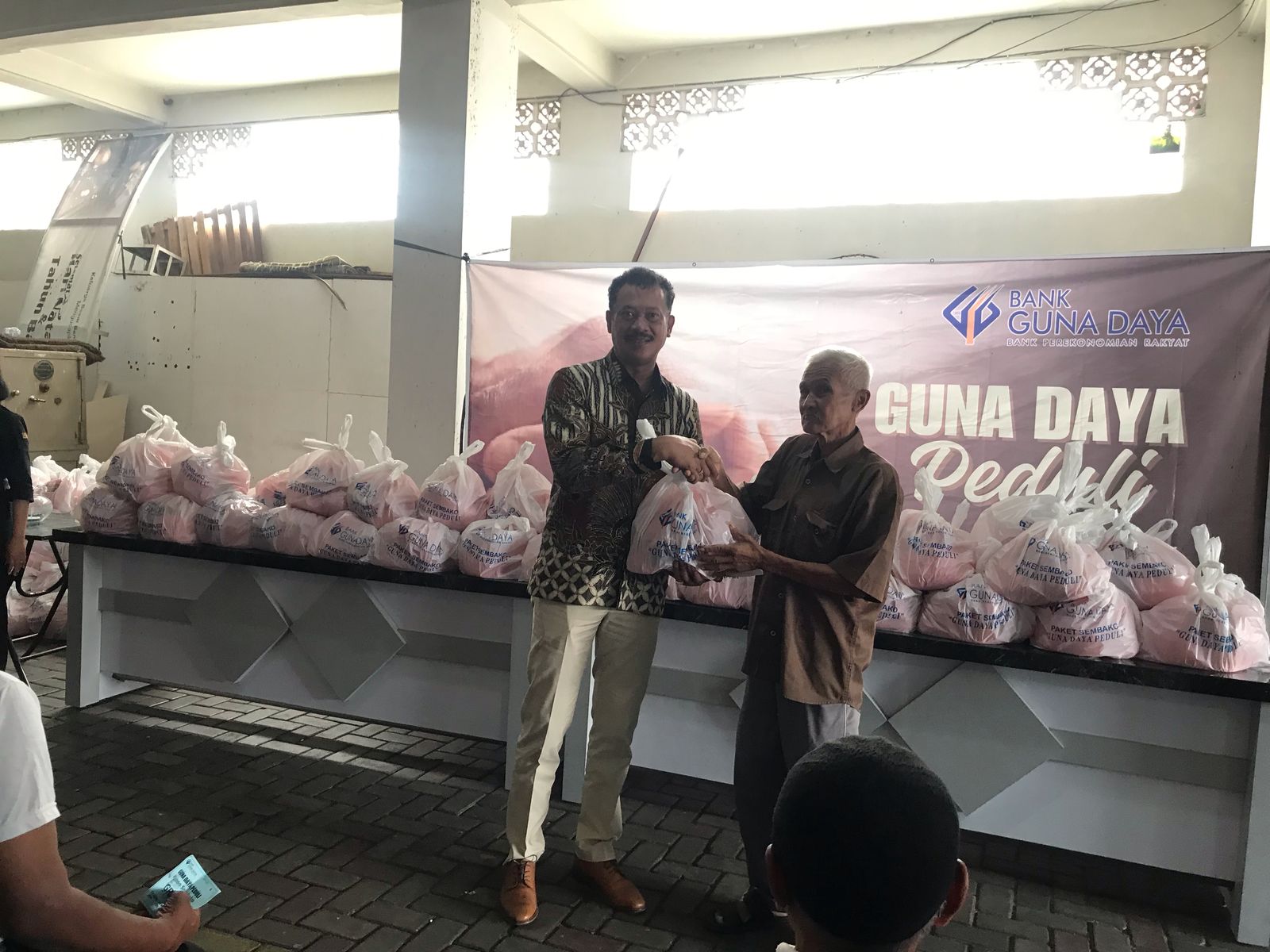 Direktur Utama Bank Guna Daya Arey Mardiyanto bagikan sembako kepada masyarakat.
