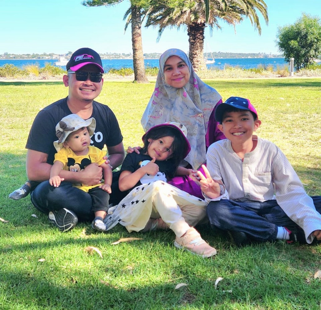 TEMPUH STUDI: Nur Amalia bersama suami dan ketiga anaknya di Negeri Kanguru.