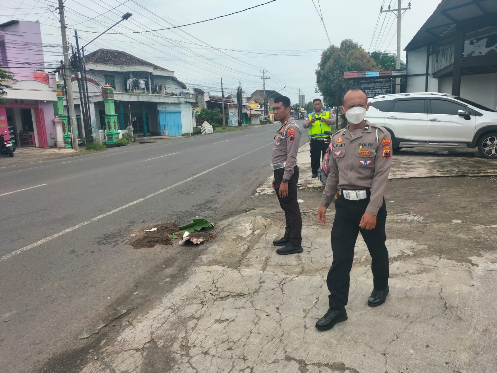 Olah tempat kejadian perkara kecelakaan beruntun di Jalan Raya Sukoharjo-Wonogiri, Minggu (16/3/2025).