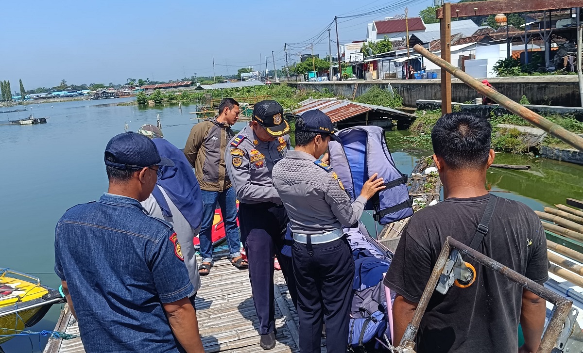 Personel Dishub Klaten cek standar keselamatan pelayaran angkutan kapal wisata di Rowo Jombor.