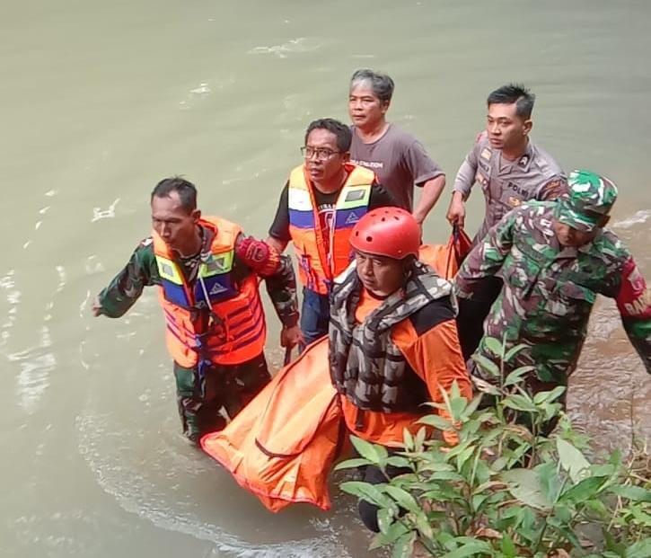 Evakuasi mayat DAN, 17, warta Kecamatan Girimarto yang tenggelam di aliran Sungai Ngabeyan, Sabtu (15/3/2025).