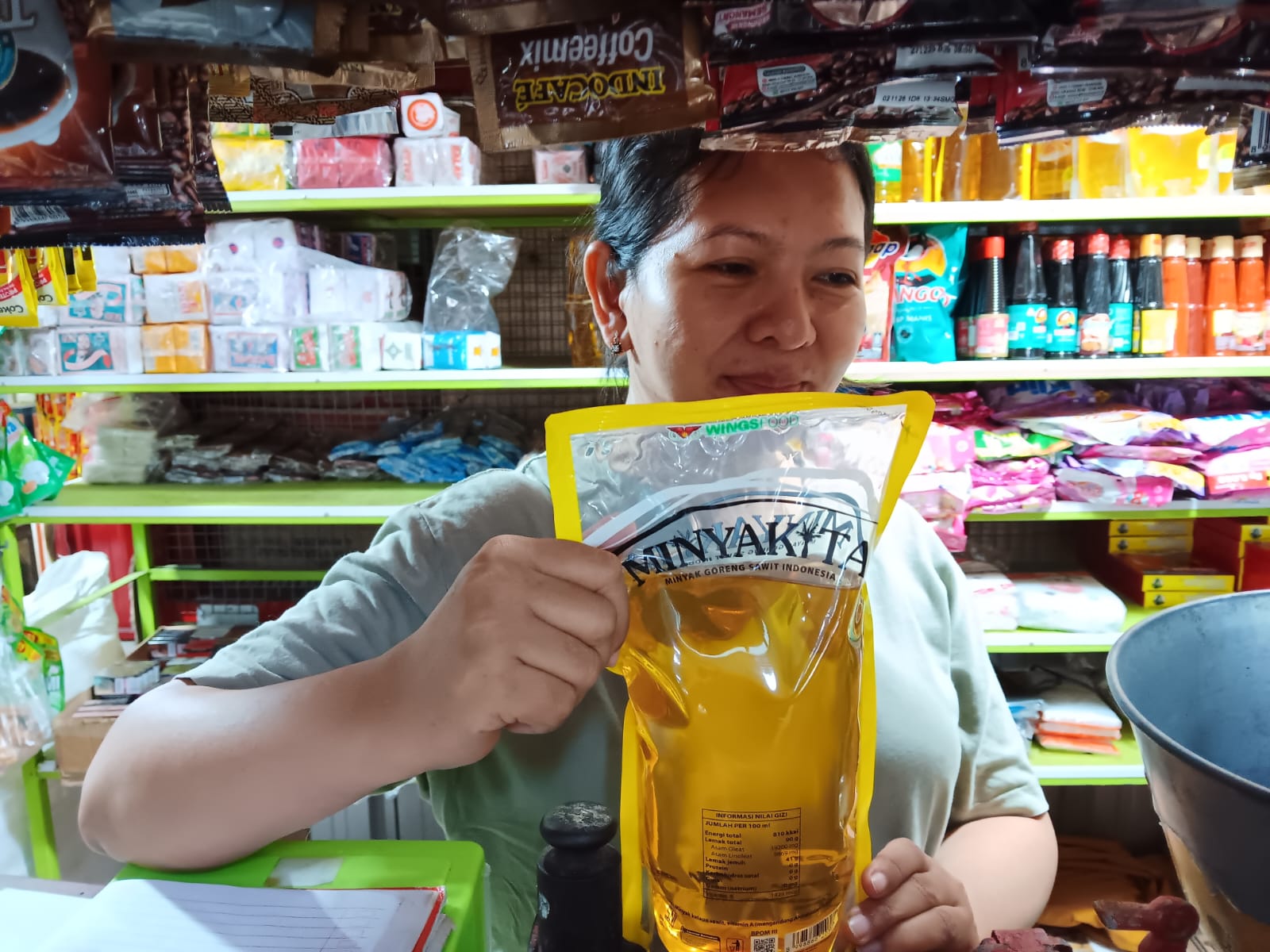 Pedagang di Pasar Gedhe Klaten saat menunjukan produk MinyaKita.