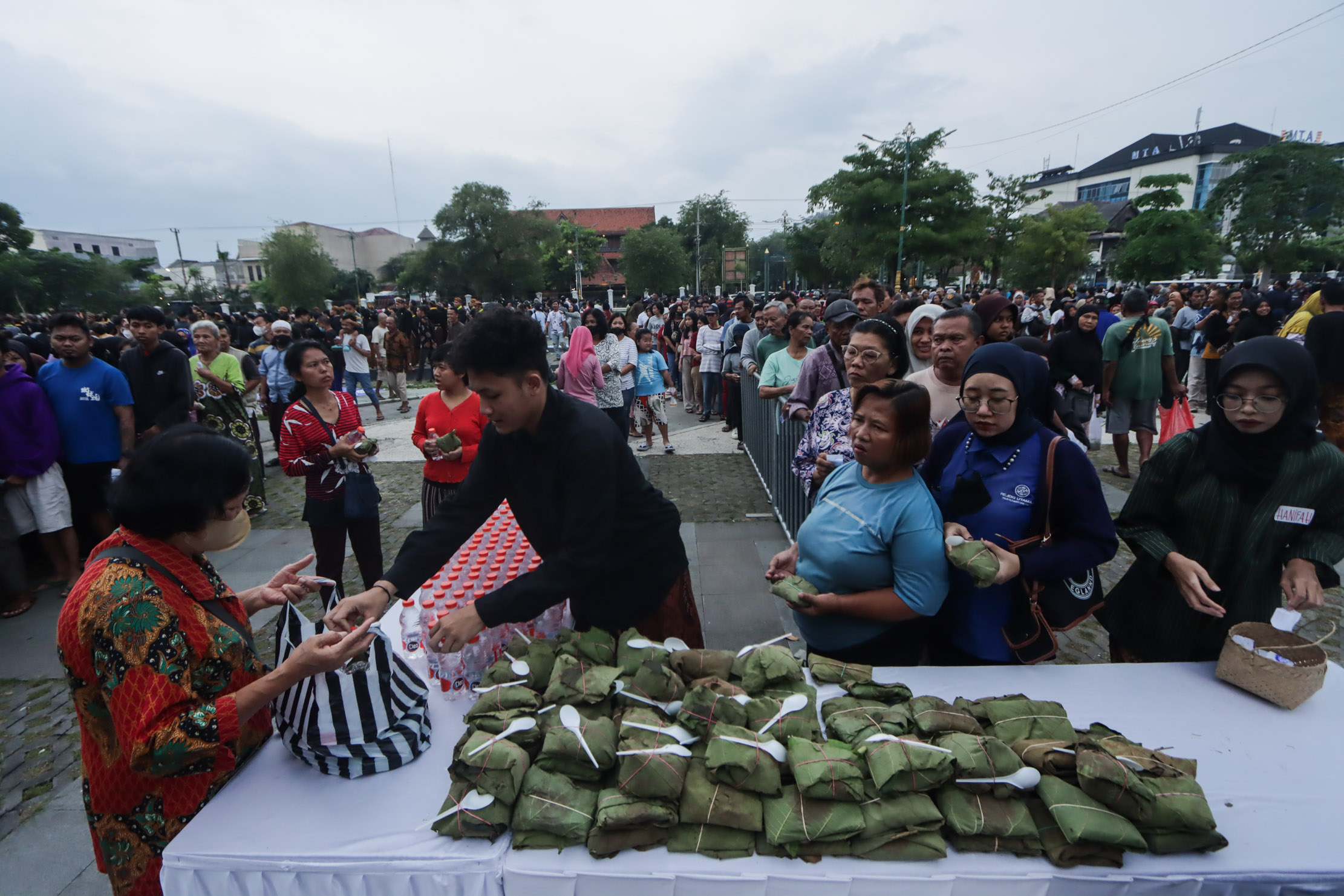 Ribuan bungkus nasi berkat dibagikan kepada masyarakat secara gratis di acara Sumunar Mangkunegaran, kemarin (17/3). (M Ihsan/Radar Solo)
