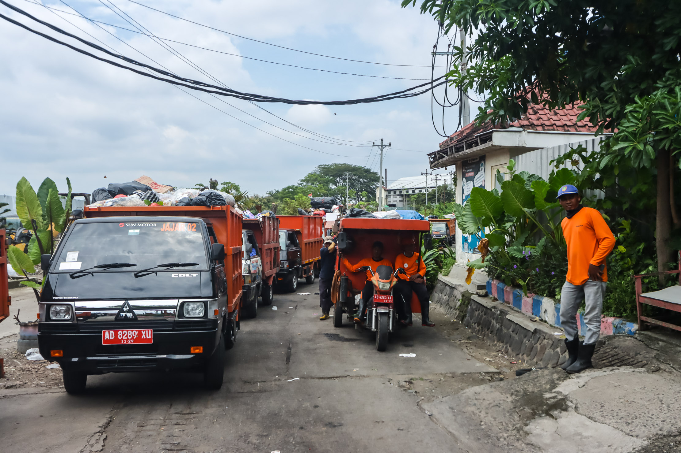 Sampah dari kelurahan di Solo yang dipasok ke TPA Putri Cempo overload. (M Ihsan/Radar Solo)