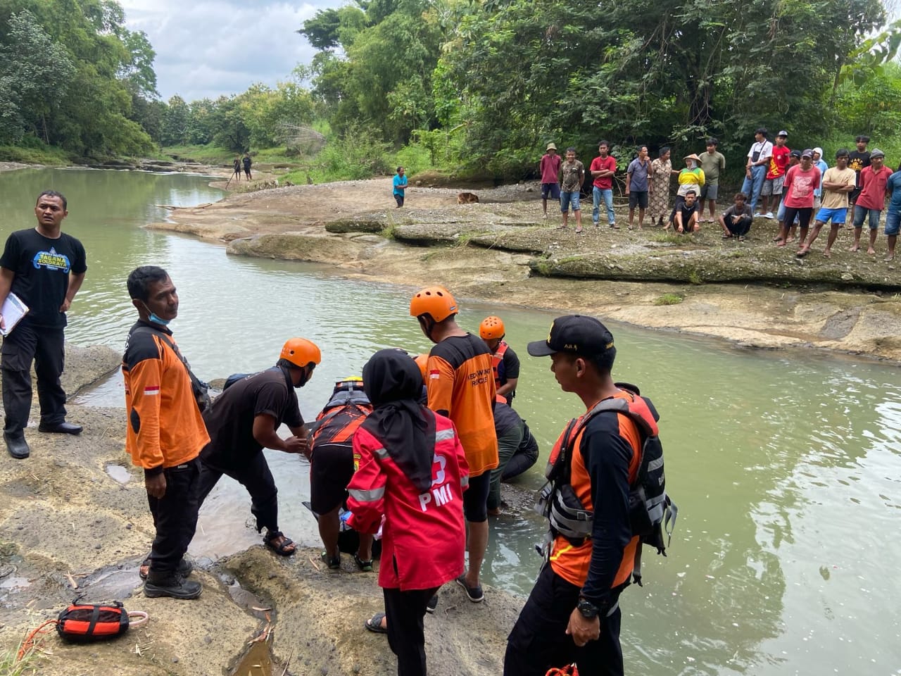 Tim SAR gabungan evakuasi pemancing yang tenggelam di Sungai Bonggo Desa Mojorejo, Kecamatan Karangmalang, Sragen, Senin (17/3/2025). (Ahmad Khairudin/Radar Solo)