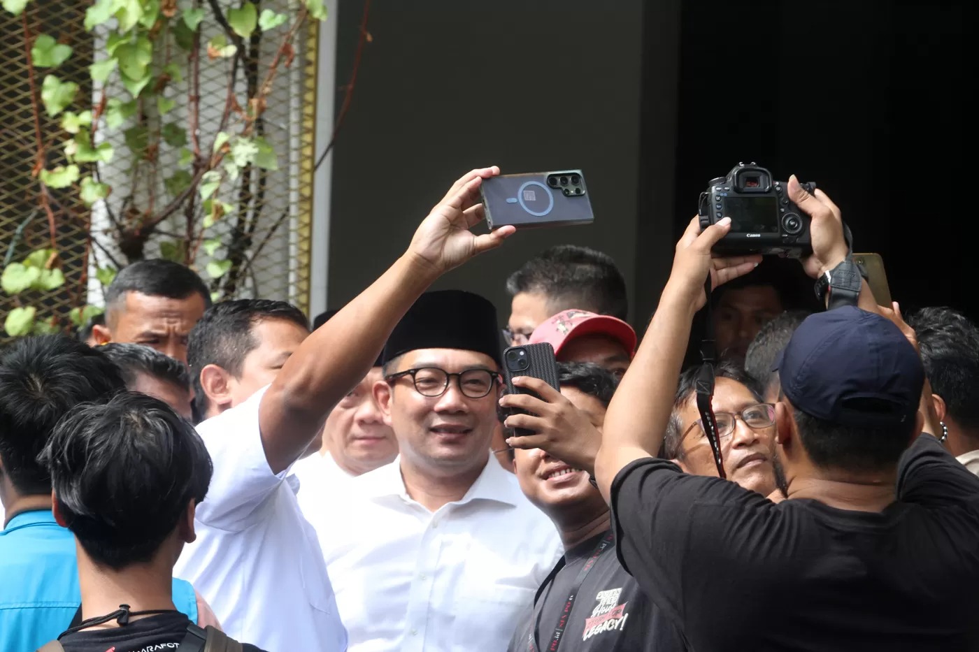 Cagub DKI Jakarta Ridwan Kamil menggelar konferensi pers di DPP Parta Golkar, Jakarta, Jumat (13/12/2024).